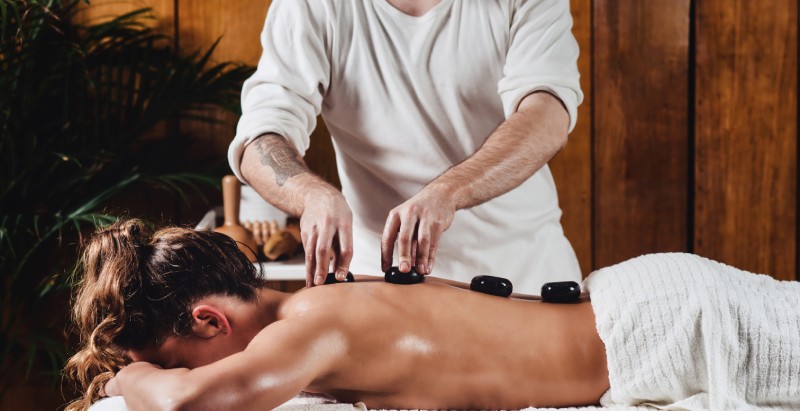 masajul cu pietre fierbinti