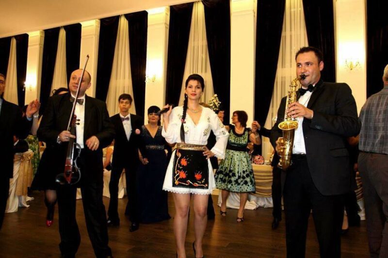 Alege Taraful Caldararu pentru un eveniment unde distractia pluteste in aer