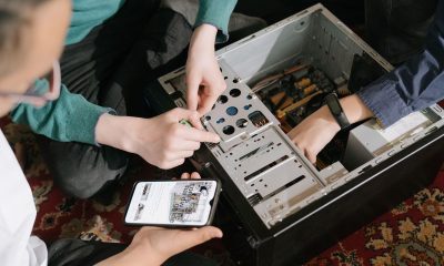 Antreprenor roman verificand programari si plati digitale pe telefon in magazinul propriu